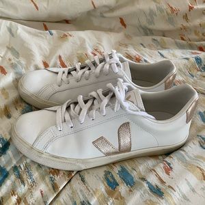 Excellent condition, White/Gold VEJA Esplar sneakers